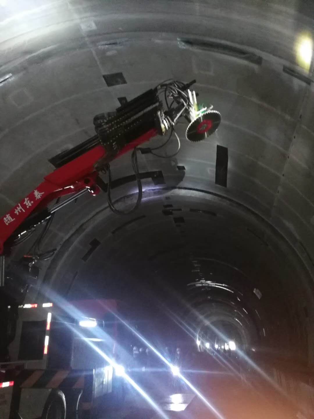 自主研發高效360°隧道二襯環切拆換設備施工現場